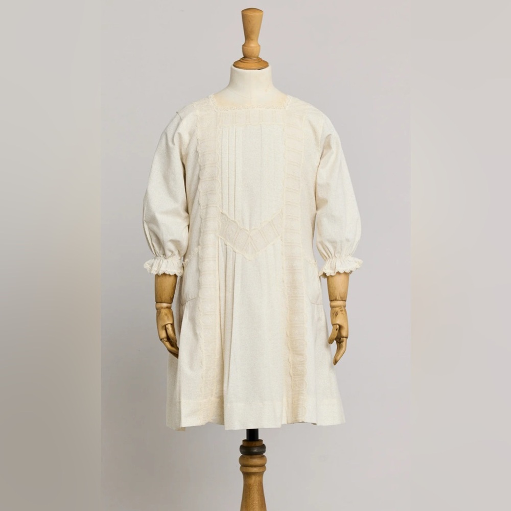 Strawberries & Cream Vintage look Lace dress in Ivory w/Gold accents. NWT. 4